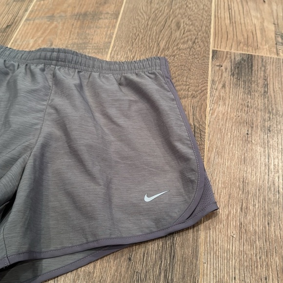 NWT Nike Girl’s Grey Dry Fit Shorts Size Large - Picture 2 of 8